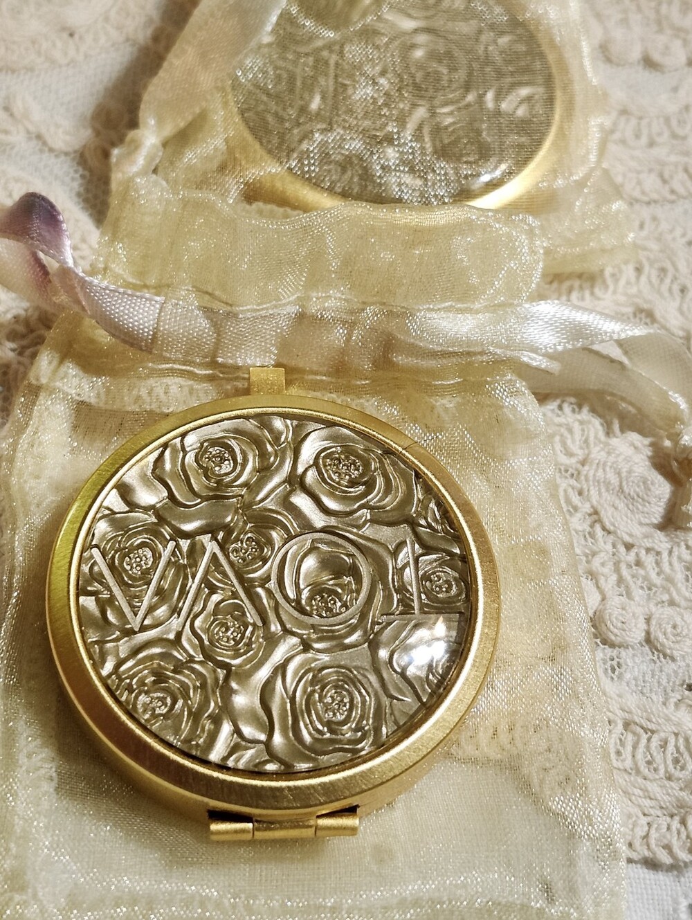 TOVA SOLID PERFUME UNUSED Gold Floral Compact Mirror with Embossed Rose Design - Picture 2 of 4